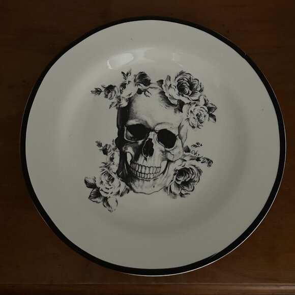 Skull Plate with roses Purchased in Europe; comes with a free gift - Picture 1 of 3